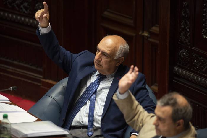 Guillermo Domenech, el 13 de diciembre, durante la sesión ordinaria de la Cámara de Senadores del Palacio Legislativo, en Montevideo. · Foto: Alessandro Maradei