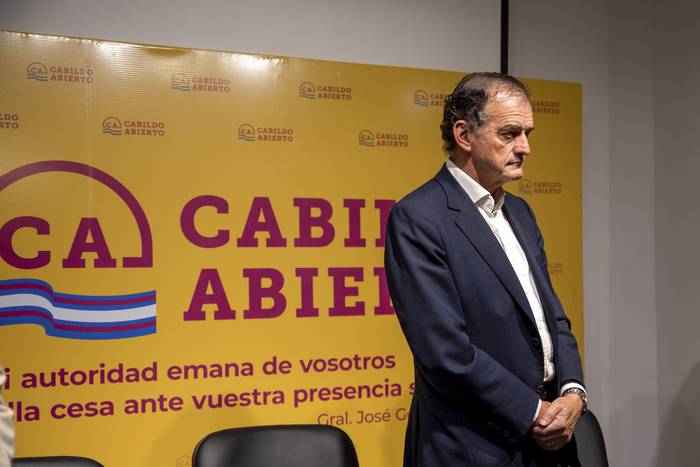 Guido Manini Ríos, en la sede de Cabilo Abierto (archivo, diciembre de 2022). · Foto: Martín Varela Umpiérrez