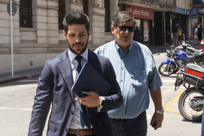 El abogado Andrés Ojeda y Jorge Berriel cuando llegaban a la sede de Fiscalía. · Foto: Alessandro Maradei