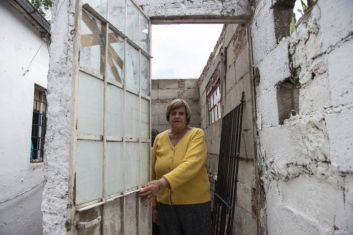 Graciela Cabrera vecina del barrio Peñarol en su casa dañada por la turbonada. · Foto: Alessandro Maradei