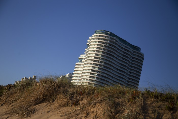 Edificio en playa Mansa de Punta del Este. · Foto: Camilo dos Santos
