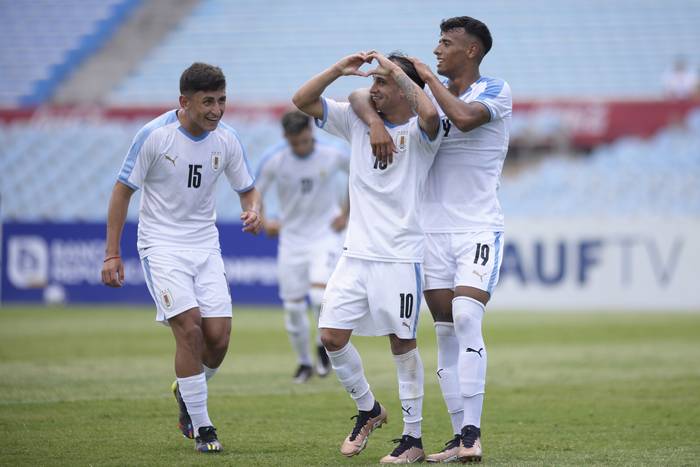 Ignacio Sosa, Franco González y Luciano Rodríguez festejan el tercer gol de Uruguay a Colón de Santa Fe, el 12 de enero de 2023, en el estadio Centenario. · Foto: Alessandro Maradei