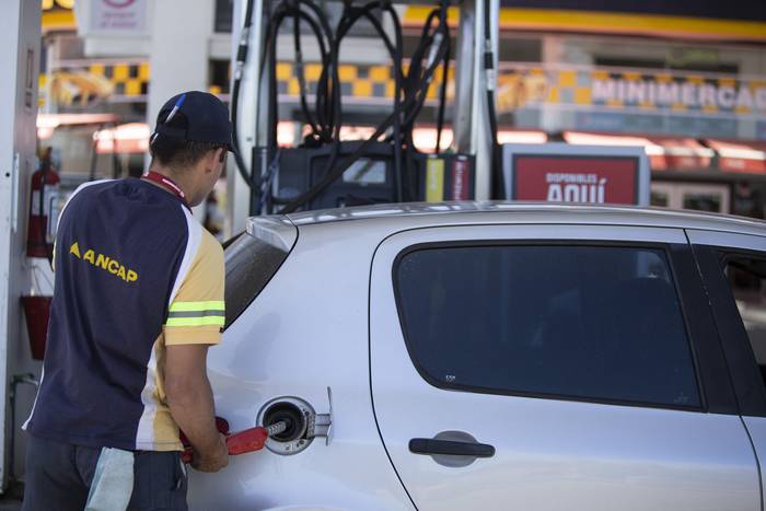 Foto principal del artículo 'Informe de enero de la Ursea prevé un aumento de precios de 7,3% en naftas y 6,3% en gasoil'