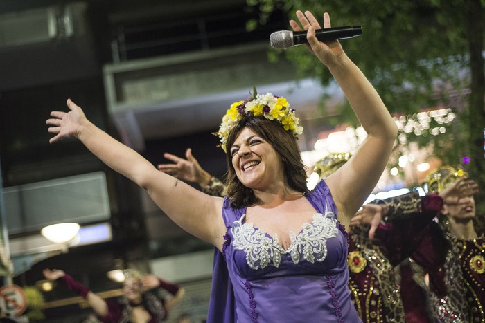 Lucía Rodríguez, de parodistas Los Muchachos, en el desfile inaugural de Carnaval 2023. · Foto: Natalia Rovira