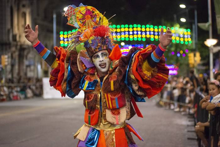 Murga Queso Magro, durante el Desfile Inaugural del Carnaval, por la avenida 18 de Julio de Montevideo (archivo, enero de 2022). · Foto: Alessandro Maradei