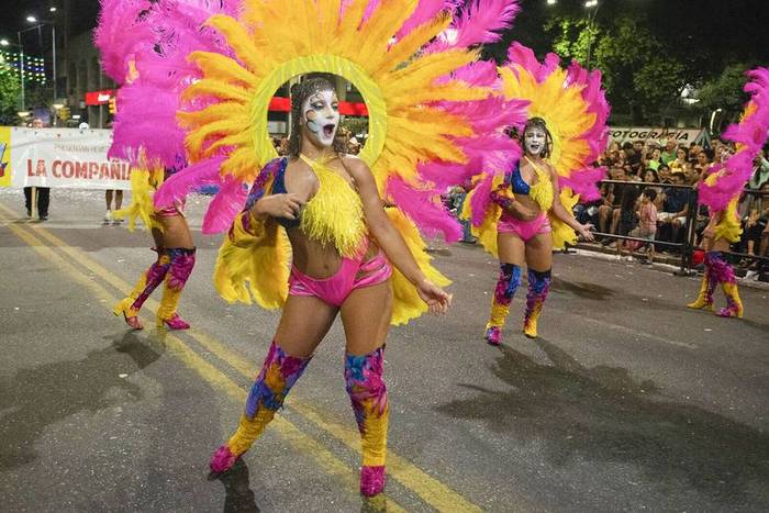 La Compañía, durante el Desfile Inaugural del Carnaval, en la avenida 18 de Julio de Montevideo (archivo, enero de 2023). · Foto: Alessandro Maradei