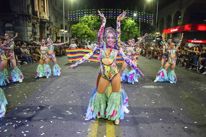 Revista Tabú, durante el Desfile Inaugural del Carnaval, por la avenida 18 de Julio de Montevideo. · Foto: Natalia Rovira