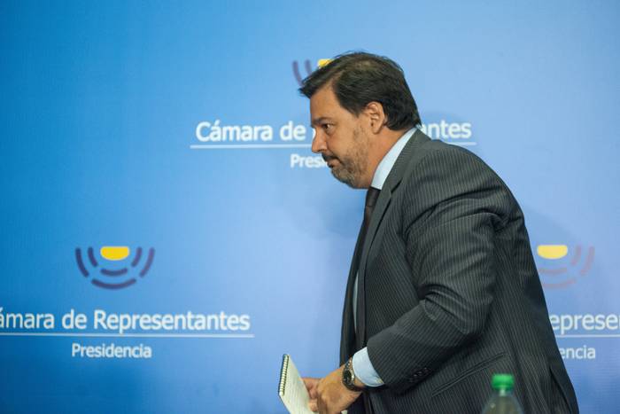 Adrian Peña, el 30 de enero, luego de la conferencia de prensa en la que informó su renuncia al Ministerio de Ambiente. · Foto: Alessandro Maradei