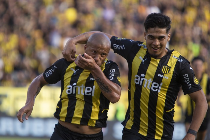 Carlos Sánchez y Matías Arezo, de Peñarol, el 4 de febrero, en el estadio Campeón del Siglo. · Foto: Camilo dos Santos