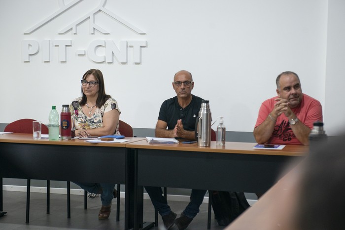 Elbia Pereira, Marcelo Abdala y Joselo López, durante una reunión del Secretariado del PIT-CNT (archivo, febrero de 2023). · Foto: Alessandro Maradei