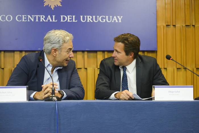 Robert Silva y Diego Labat, durante la firma del convenio. · Foto: Mara Quintero