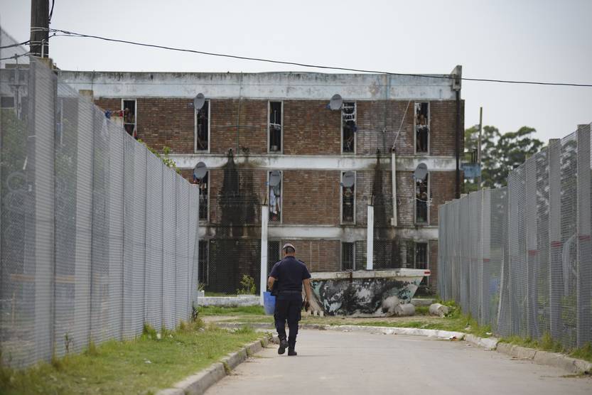 20250807 policia carcel