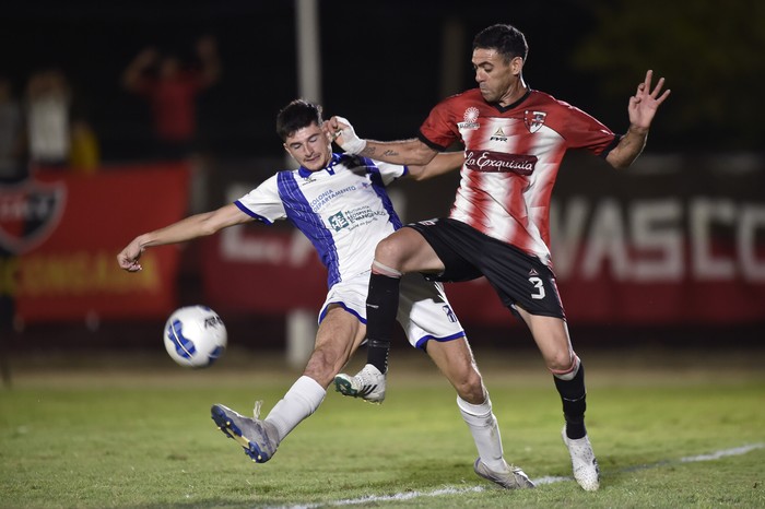 Agustín Noy, de Colonia, y Raúl Gimenez, de Florida, por las semifinales del Regional Sur de la 19ª Copa Nacional de Selecciones, el 15 de febrero, en el Estadio Campeones Olímpicos, en Florida. · Foto: Fernando Morán