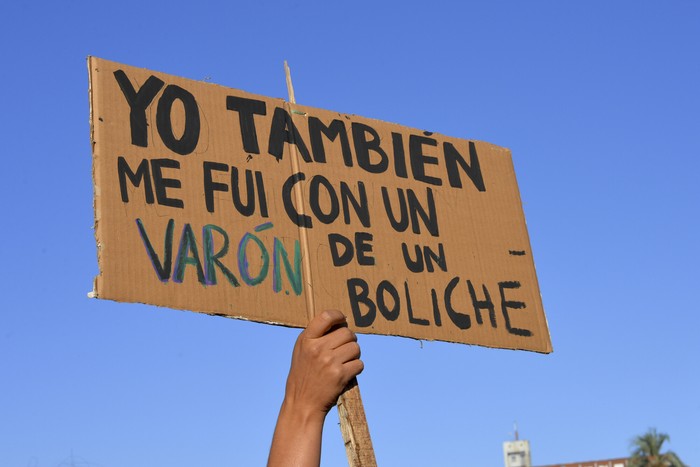 Marcha de mujeres en Maldonado bajo la consigna “Estamos hartxs de la cultura de la violación” (archivo, enero de 2022). · Foto: Natalia Ayala