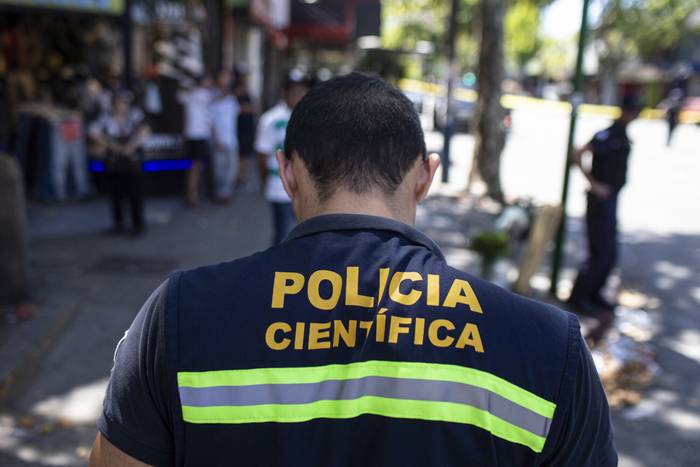 Policía Científica, en la avenida 8 de Octubre (archivo, febrero 2022). · Foto: Ernesto Ryan