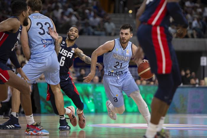 Luciano Parodi, de Uruguay, durante un partido ante Estados Unidos, en el torneo clasificatorio al Mundial FIBA 2023, en el Antel Arena, en Montevideo (archivo, febrero de 2023). · Foto: Camilo dos Santos