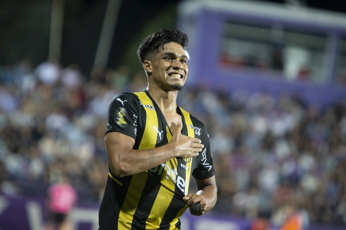 Matías Arezo, durante un partido con Peñarol, en el estadio Luis Franzini (archivo, 2023). · Foto: Camilo dos Santos