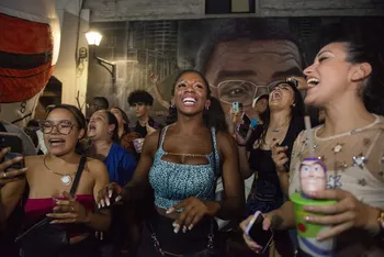 Festejos de la comparsa C1080, en barrio Sur, tras haber obtenido el primer premio en su categoría (archivo, febrero de 2023). · Foto: Alessandro Maradei