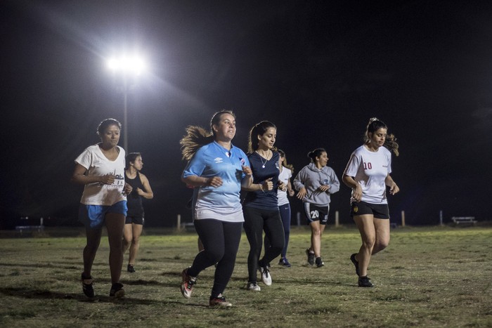 Entrenamiento del Club Udelar en la rambla de Montevideo. (archivo, diciembre de 2019) · Foto: Natalia Rovira