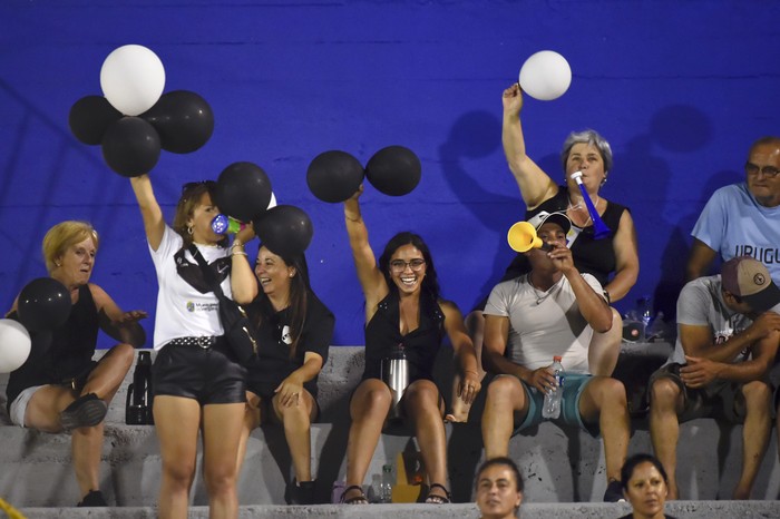 Hinchas de Vergara en el juego entre Lavalleja y Vergara por las semifinales del Regional Este de la 19ª Copa Nacional de Selecciones, el 11 de febrero de 2023, en el Estadio Juan Antonio Lavalleja, en Minas. · Foto: Fernando Morán