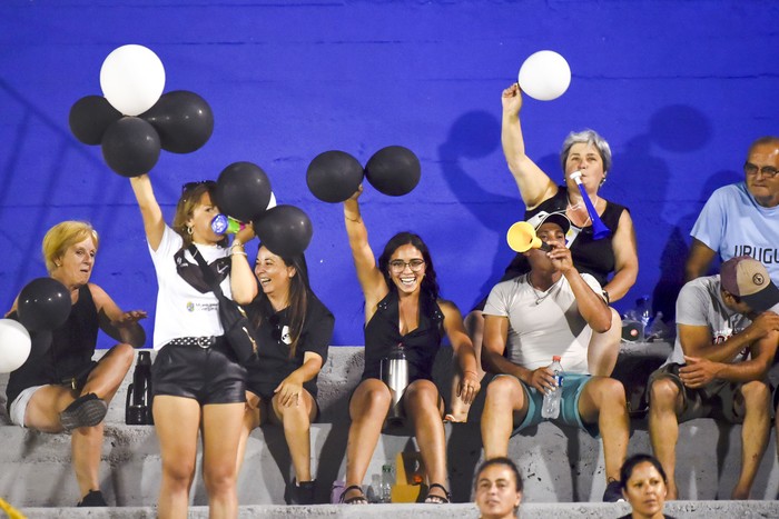 Hinchas de Vergara durante el partido entre Lavalleja y Vergara, por las semifinales del Regional Este de la 19ª Copa Nacional de Selecciones, el 11 de febrero de 2023, en el Estadio Juan A. Lavalleja. · Foto: Fernando Morán