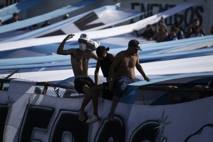 Hinchas de Cerro en el estadio Luis Tróccoli. · Foto: Camilo dos Santos