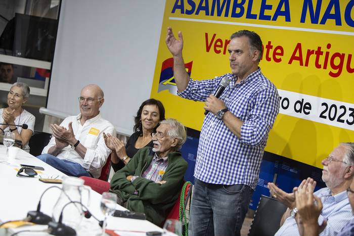 Yamandú Orsi en la asamblea de la Vertiente Artiguista, el sábado, en La Huella de Seregni. · Foto: Camilo dos Santos
