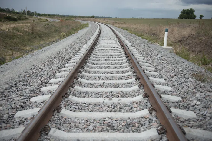 Vías del ferrocarril central, entre Independencia y 25 de Agosto, en el departamento de Florida. Foto: Alessandro Maradei (archivo, febrero de 2023)