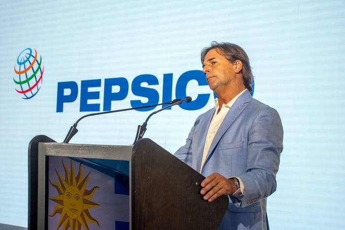 Luis Lacalle Pou en la planta de Pepsico en la Zona Franca de Colonia (archivo, marzo de 2023). · Foto: Ignacio Dotti