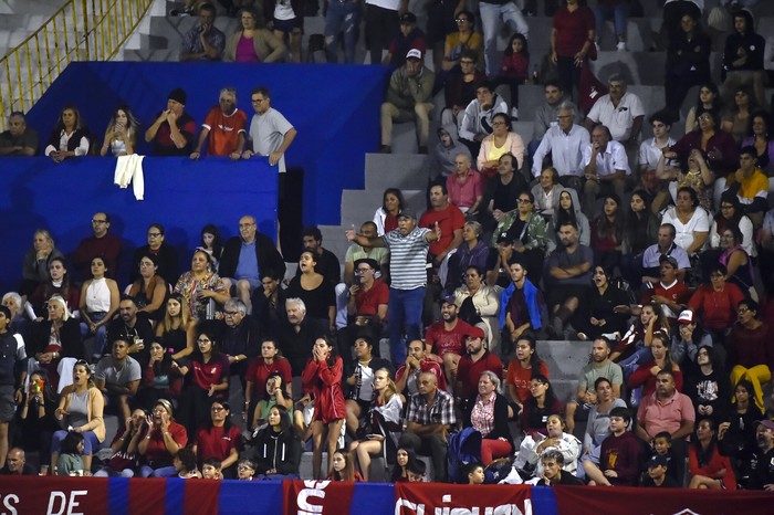 Hinchas de Guichón en el juego entre Lavalleja y Guichón, ida de las semifinales de la 19ª Copa Nacional de Selecciones, el 18 de marzo de 2023, en el Estadio Juan A. Lavalleja, en Minas. · Foto: Fernando Morán