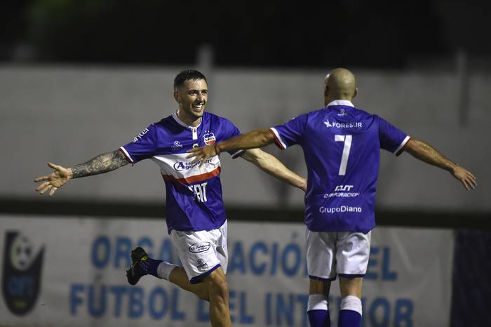 Valentín Martins y Marcelo Martínez, de Lavalleja, tras convertir el tercer gol de su equipo a Guichón. · Foto: Fernando Morán