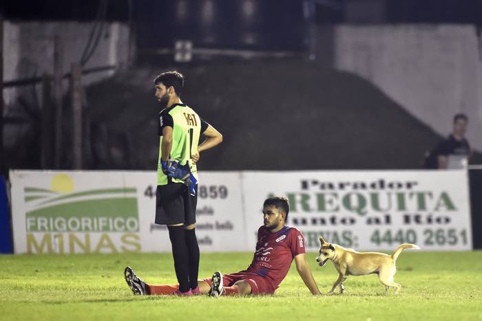 Diego Pelayo y Álvaro Techera, de Guichón, al final del juego entre Lavalleja y Guichón en Minas. · Foto: Fernando Morán