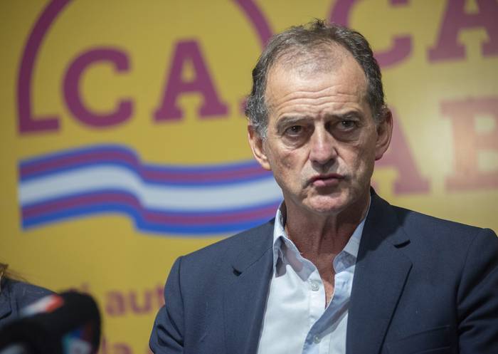 Guido Manini Ríos, durante una conferencia de prensa en la sede de Cabildo Abierto, en Montevideo (archivo, marzo de 2023). · Foto: Alessandro Maradei