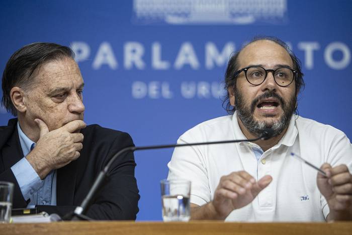 Carlos Varela y  Sebastián Valdomir, este miércoles, en el Parlamento. · Foto: Ernesto Ryan