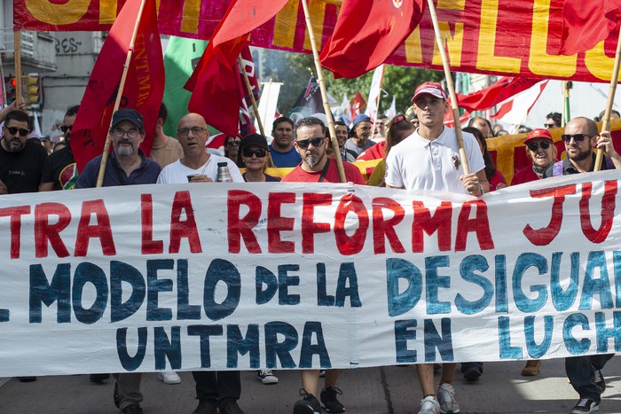 Marcha del PIT - CNT en el marco de un paro, por el centro de Montevideo (archivo, 2023). · Foto: Alessandro Maradei