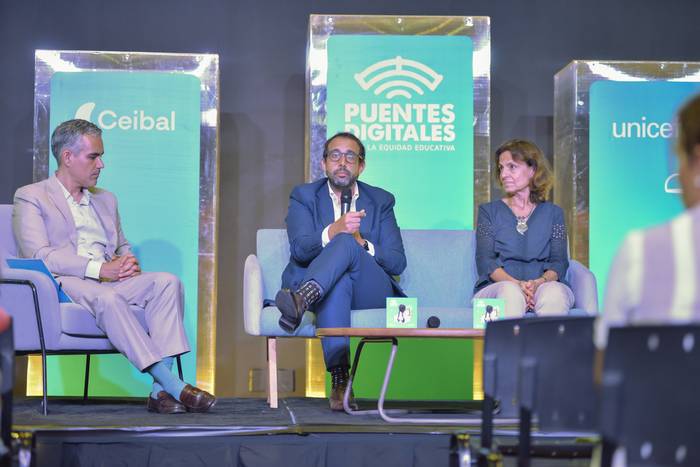 Francisco Benavides, Leandro Folgar y Adriana Aristimuño, en la presentación de Puentes Digitales. · Foto: Mara Quintero