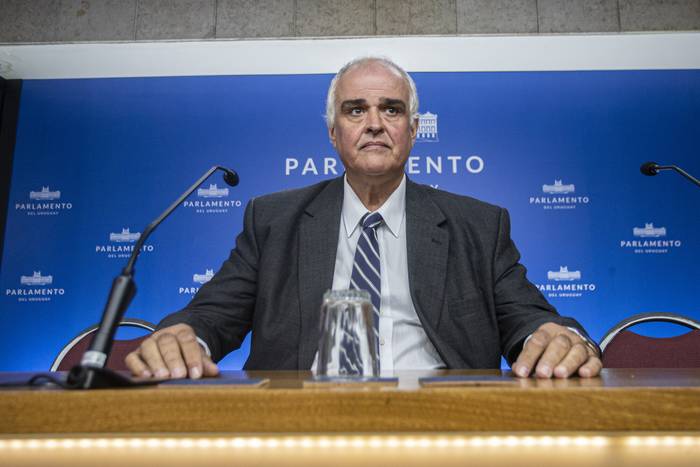 Gustavo Penadés, durante una conferencia de prensa en el edificio anexo al Palacio Legislativo (archivo, abril de 2023). · Foto: .