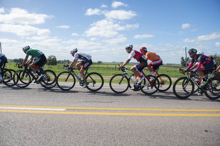Grupo de fuga, durante la segunda etapa de la Vuelta Ciclista, el 1 de abril en la Ruta 5. · Foto: Alessandro Maradei