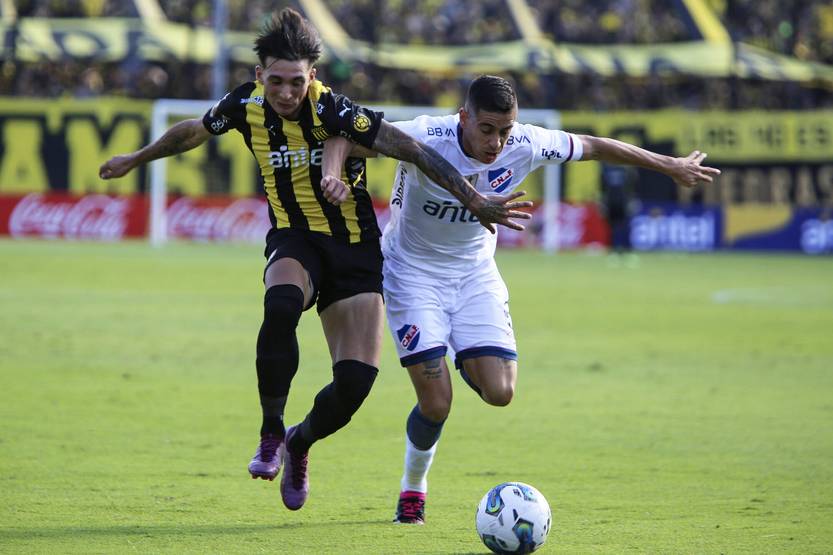 Peñarol defeated Nacional 2-0 in a very poorly played classic and regained first place in the Apertura Tournament