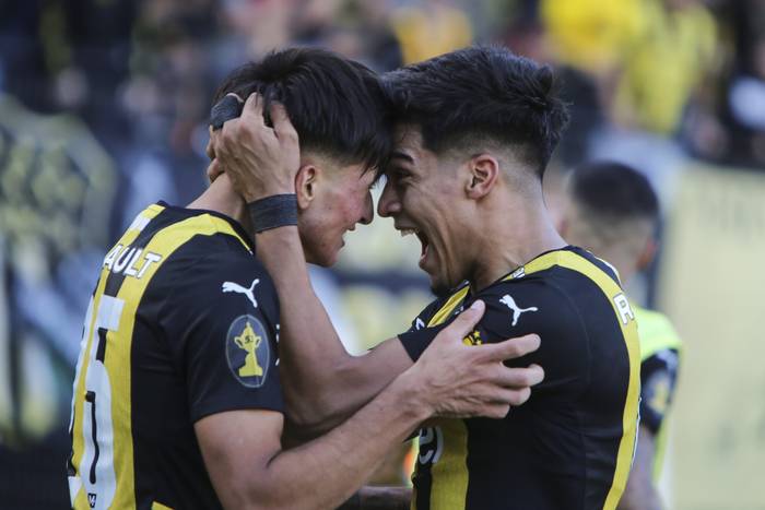 Ignacio Laquintana y Matías Arezo, festejan luego del segundo gol a Nacional, el 1 de abril en el estadio Campeón del Siglo. · Foto: Camilo dos Santos