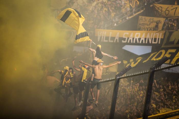 Hinchada de Peñarol en el estadio Campeón del Siglo (archivo, abril de 2023). · Foto: Camilo dos Santos