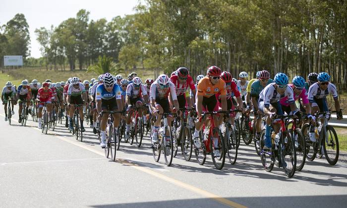 Tercera etapa de la Vuelta Ciclista del Uruguay entre Durazno y Trinidad, este domingo. · Foto: Alessandro Maradei