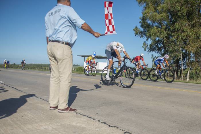 Quinta etapa de la Vuelta Ciclista, el 4 de abril de 2023, en la ruta 24. · Foto: Alessandro Maradei