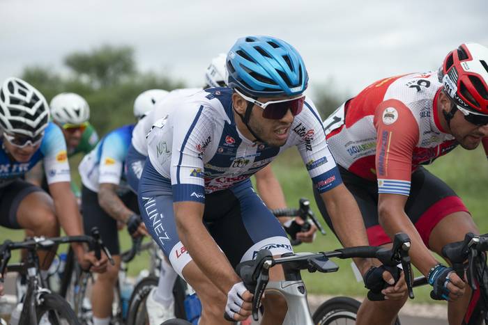 Hernán Muniz, del Club Ciclista Cerro Largo, durante la sexta etapa por Ruta 26. · Foto: Alessandro Maradei