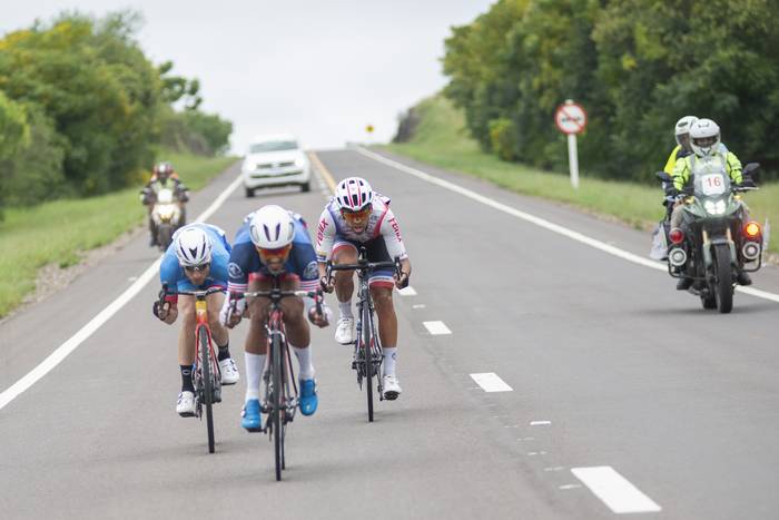 Reinier Honig, de Global Cycling Team Holanda), Gaston Rosadilla, del Club Matadero de Pando, y Óscar Viera, del Club Ciclista Fénix, durante la sexta etapa por la ruta 26. · Foto: Alessandro Maradei