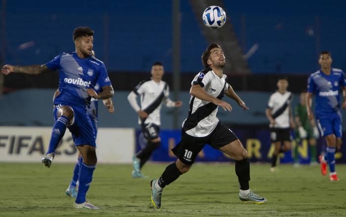 Guillermo May de Danubio, y Caín Fara de Emelec, el 5 de abril. · Foto: Camilo dos Santos