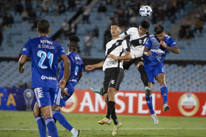 Juan Millán, Alejo Cruz de Danubio, Caín Fara de Emelec en el estadio Centenario por la copa Sudamericana (archivo, abril de 2023). · Foto: Camilo dos Santos