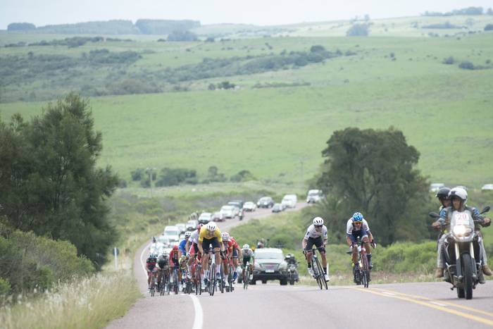 El pelotón de la Vuelta Ciclista por la ruta 26, rumbo a Melo. · Foto: Alessandro Maradei