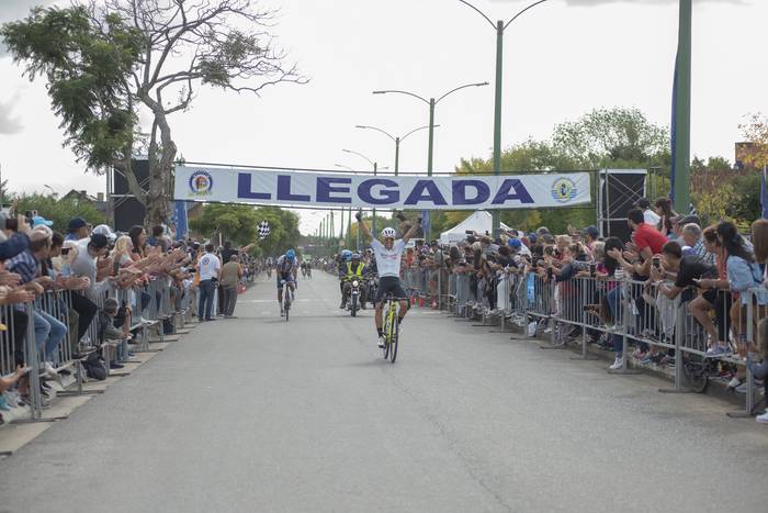 Igor Molina, del UniFunvic, ganador de la octava etapa,  el 7 de abril, en el departamento de Rocha. · Foto: Alessandro Maradei