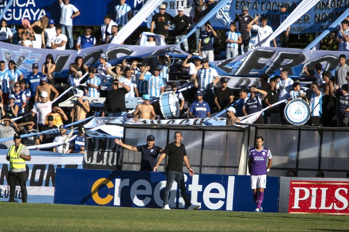 Hinchas de Cerro en el Franzini durante el partido con Defensor, el 8 de abril. · Foto: Camilo dos Santos